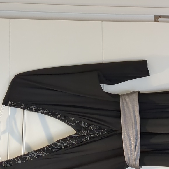 14/16 (18/20) Igigi Floor Length Formal Gown Black & Silver - Picture 5 of 9